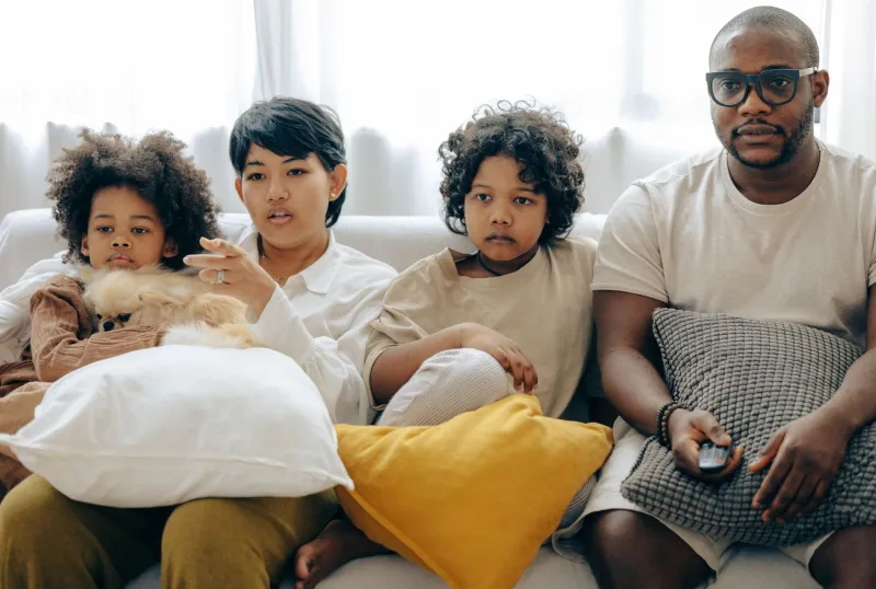 IPTV en famille : comment éviter la guerre du téléviseur quand vous avez 4 écrans et un seul abonnement
