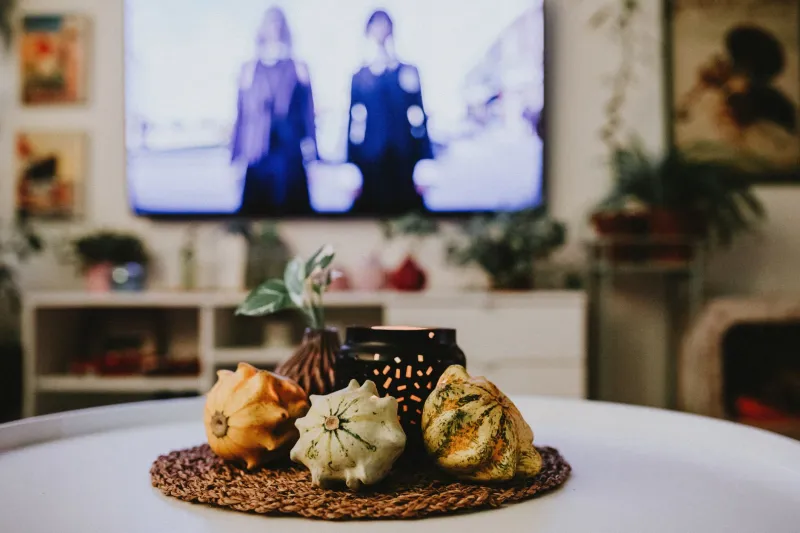 Pourquoi votre IPTV devient capricieuse en automne (et comment s'y préparer avant que ça coince)