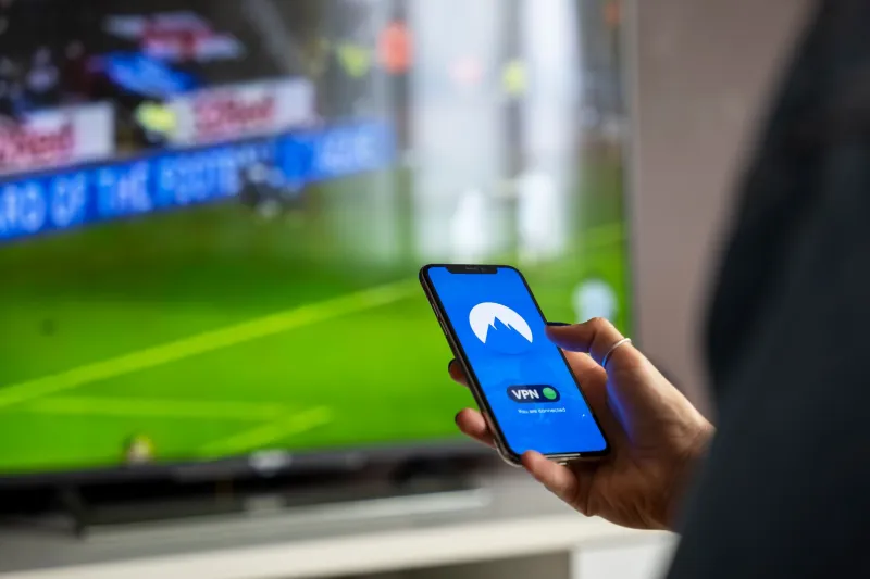 Pubs cachées dans votre IPTV : le modèle économique qu'on ne vous explique jamais